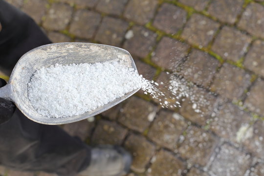 Streuzalz Salz gegen Glatteis streuen