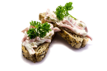 Belegtes Fleischsalat Brötchen isoliert freigestellt auf weißen Hintergrund, Freisteller