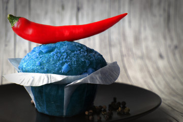 Blauer Muffin mit Chili