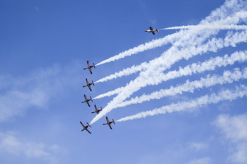 Aviones surcando el cielo azul en un festival aéreo 