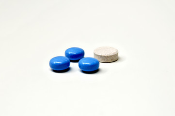 Leki biała tabletka niebieskie pigułki na białym tle - obrazy, fototapety, plakaty