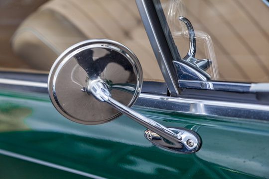 Au&szlig;enspiegel eines Oldtimers