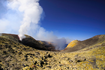 Fototapeta na wymiar Cratere centrale dell'Etna con fumarola e i zolfo
