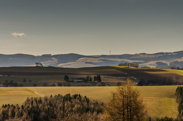 gruen und braune huegel landschaft