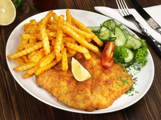 Wiener Schnitzel mit Pommes Frites und Gurkensalat