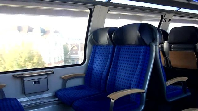 Zugabteil w&auml;hrend der Fahrt