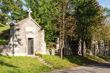 Fototapeta na wymiar Old tombs in cemetery in Montreal, Canada