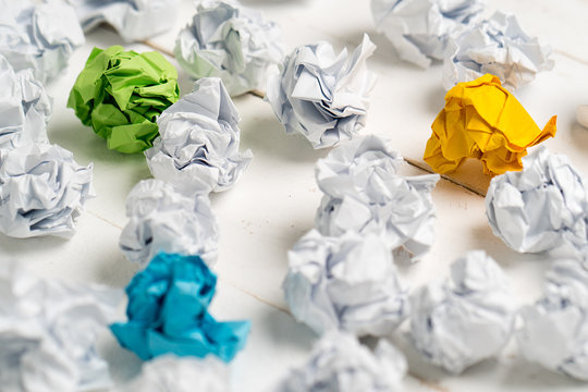 Papierkugeln als Symbol für Ideen - mit ein paar die herausstechen