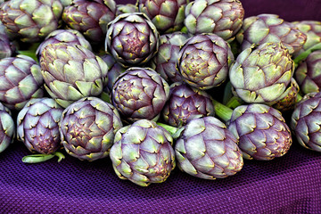 Obraz premium Artichokes on sale at the farmer's market