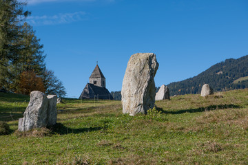 Kirche St. Remigius und Steinsetzungen bei Falera (Graubünden)