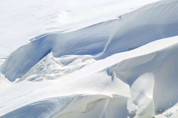 Fototapeta na wymiar Ice blocks and freakish snowdrifts on a winter sunny day