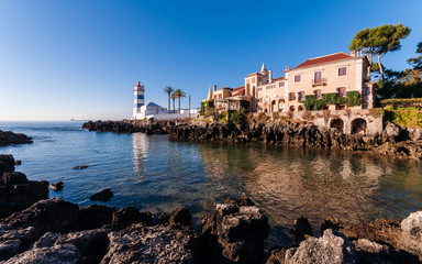 Der Leuchtturm (Farol de Santa Marta) und das Stadtmuseum in Cascais; Portugal