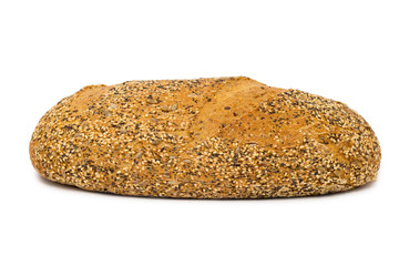 Brot mit Saaten isoliert auf weiß