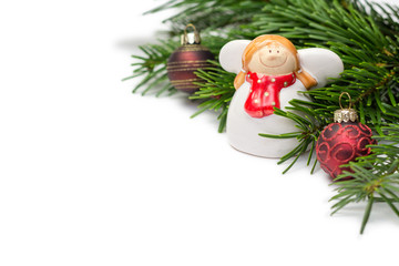 Weihnachtsengel mit Tannengrün und Weihnachtskugeln auf weiß