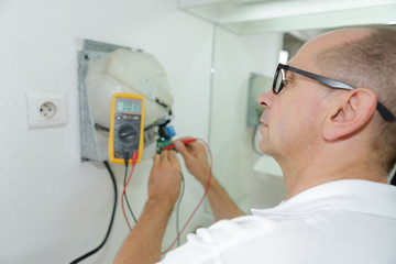 measurement of voltage in electrical socket with a multimeter