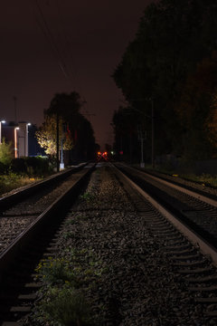 Bahnschienen bei Nacht