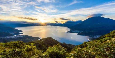 Türaufkleber Sonnenaufgang am Morgen am Atitlan-See, Guatemala - atemberaubender Panoramablick auf die Vulkane San Pedro, Toliman und Atitlan © Simon Dannhauer