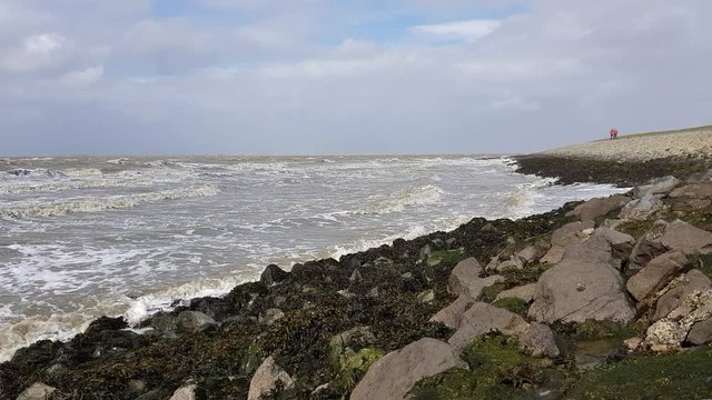 Emden Strand an der Nordsee mit wellen bei starkem wind 