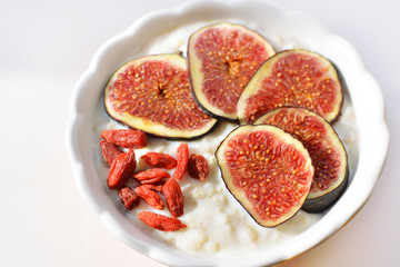 oatmeal with fresh figs and goji berry