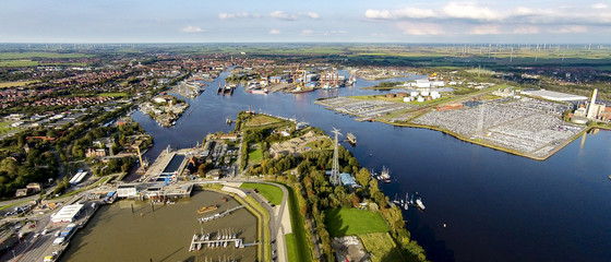 Emden Luftaufnahme vom Aussenhafen richtung Stadt