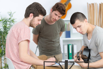 Obraz premium happy friends playing guitar at home