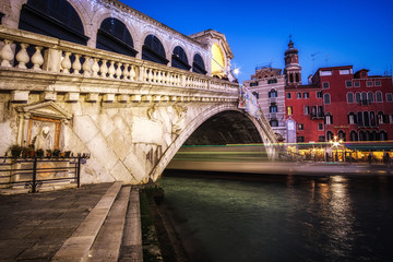 Fototapeta na wymiar Rialto Bridge in Venice