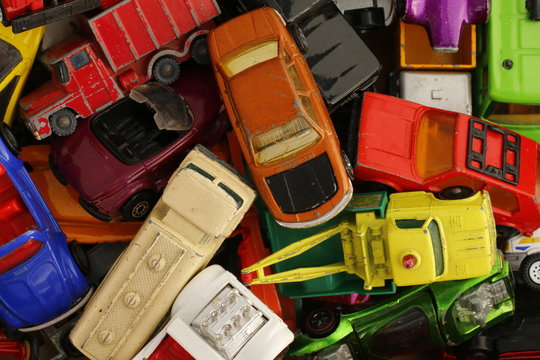 Spielzeugautos in Kiste