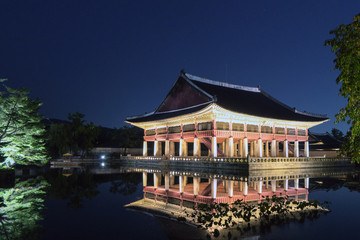 Obraz premium In the middle of the building, there is a signboard called Gyeonghoeru Pavilion in Chinese characters.