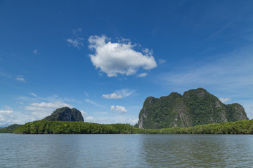 Fototapeta na wymiar Islands in Phang Nga Bay