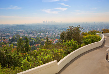 Naklejka premium Вид на Лос-Анджелес со смотровой площадки обсерватории Гриффита.