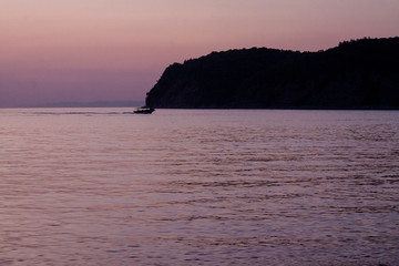 The boundless sea of pink gentle dawn of the cliff and the beautiful sky