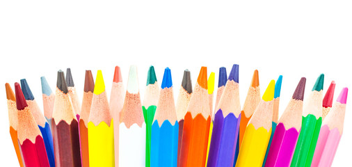 Набор цветных карандашей крупным планом на изолированном белом фоне