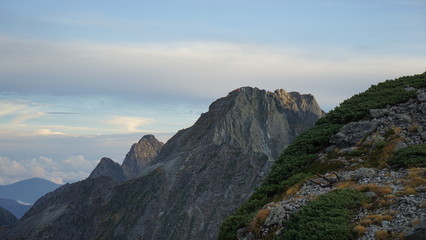 夕日のあたる北穂高岳と前穂高岳