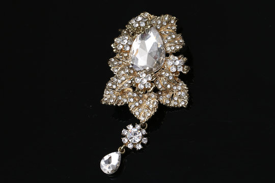 diamond on flower gold brooch