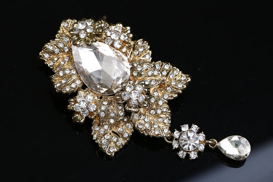 diamond on flower gold brooch