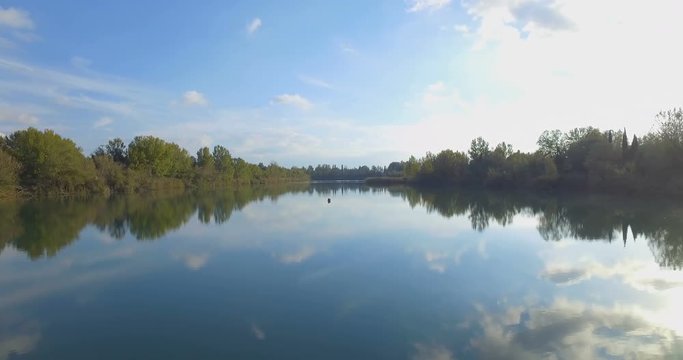 Piccolo molo di legno su un lago 
