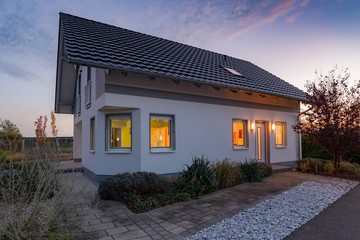 Einfamilienhaus abends
