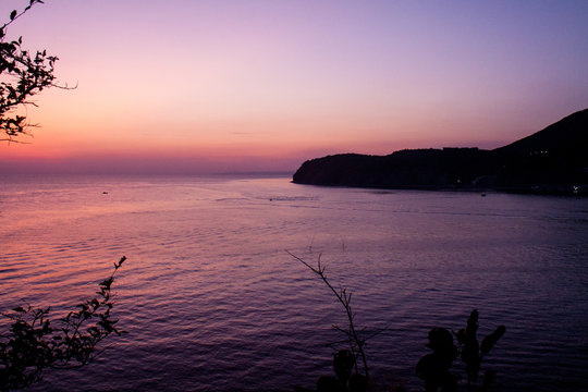 The boundless sea of pink gentle dawn of the cliff and the beautiful sky