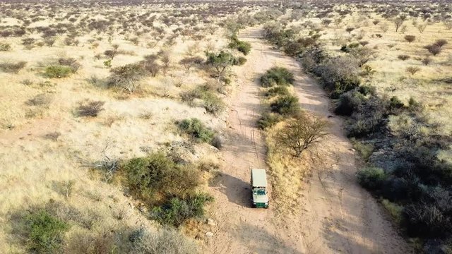 Luftaufnahme: Fahrt durch ausgetrocknetes Flussbett, Damaraland Namibia