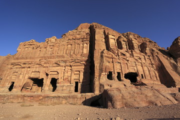 ペトラ遺跡の宮殿の墓とコリントの墓