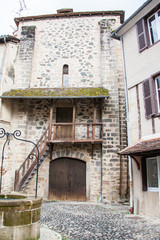 Beaulieu sur Dordogne. Balcon en bois de maison ancienne . Corrèze. Nouvelle Aquitaine