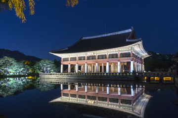 Obraz premium In the middle of the building, there is a signboard called Gyeonghoeru Pavilion in Chinese characters.