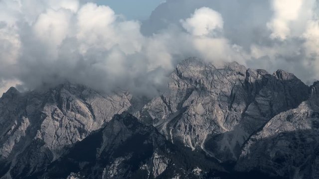 Berggipfel in Wolken verh&uuml;llt Dolomiten Zeitraffer