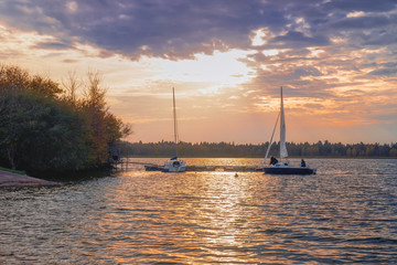 Mandichosee (Lechstaustufe 23) im herbstlichen Sonnenuntergang