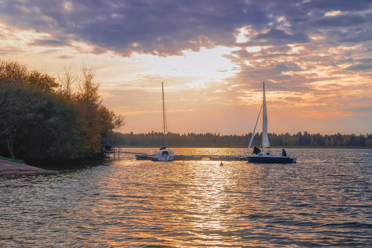 Mandichosee (Lechstaustufe 23) im herbstlichen Sonnenuntergang