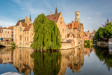 Obraz premium Brugia (Brugge) miasto z kanałem wodnym