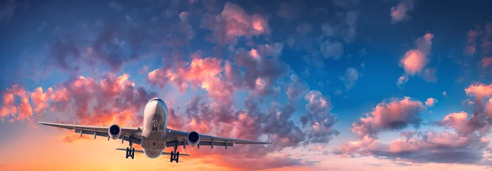 Fototapeten Flugzeug und schöner Himmel. Landschaft mit Passagierflugzeug fliegt in den blauen Himmel mit roten, violetten und orangefarbenen Wolken bei Sonnenaufgang. Reisen. Passagierflugzeug. Passagierflugzeug. Privatjet © den-belitsky