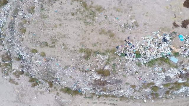 Escombros y monta&ntilde;a de basura desde dron