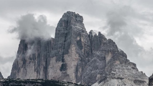 Berggipfel (Drei Zinnen) in Wolken verhüllt Dolomiten Zeitraffer