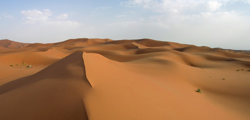 Fototapeta na wymiar Panoramique sur les dunes de Merzouga au Maroc